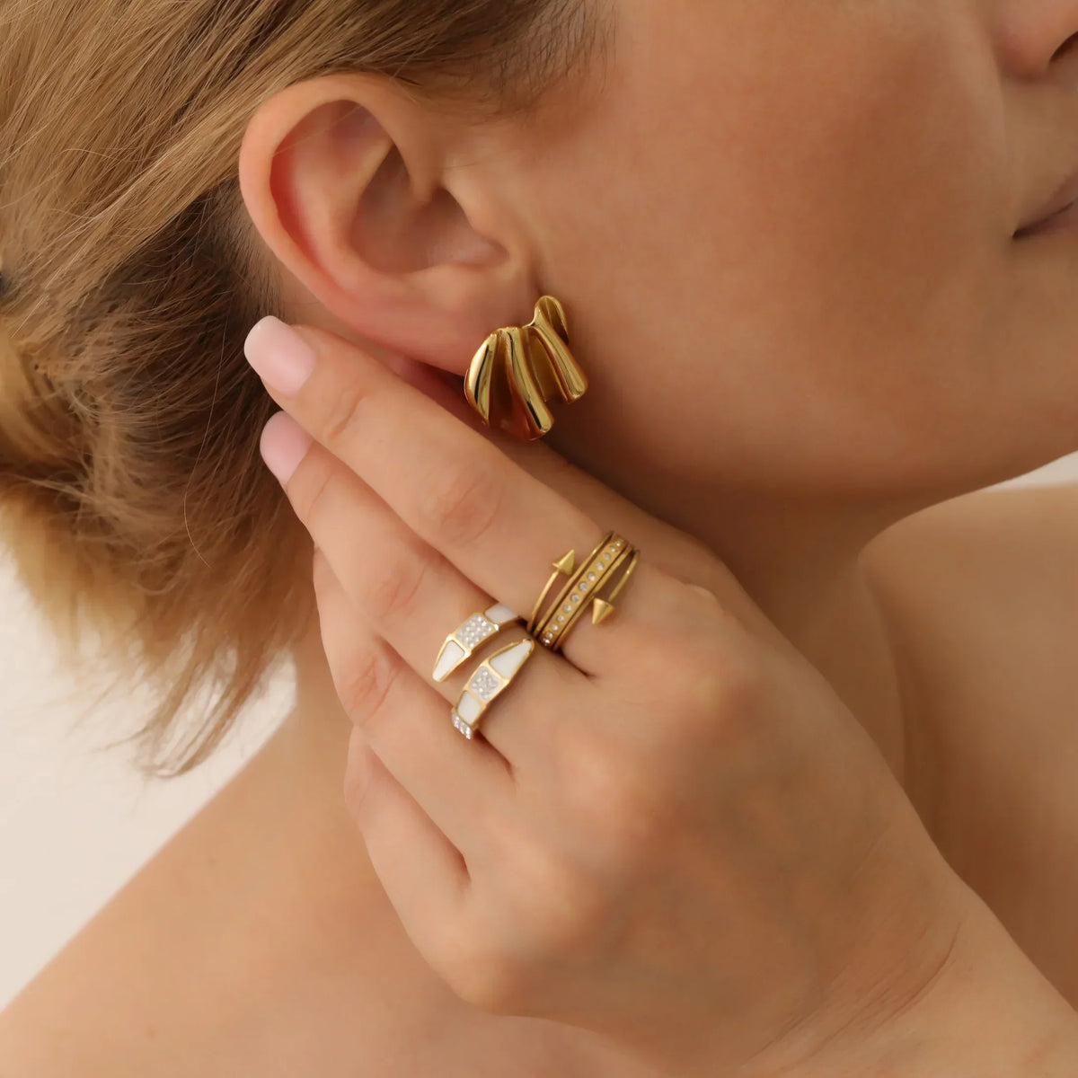 Anillo Espiral con Circonita Chapado en Oro de 18K